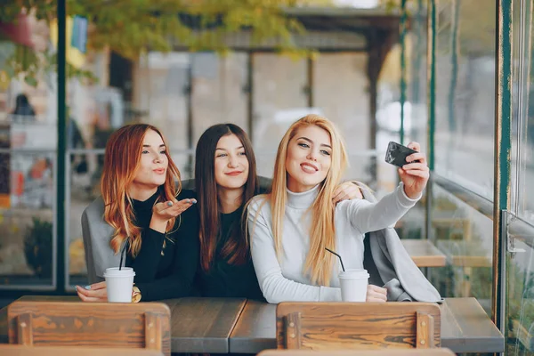 Три Девушки Сидят Кафе Столом Пьют Кофе Фотографируют Телефону — стоковое фото