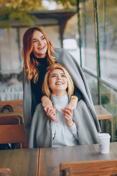 Dos chicas en la cafetería — Foto de Stock