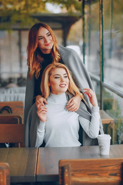 Zwei Mädchen im Café — Stockfoto