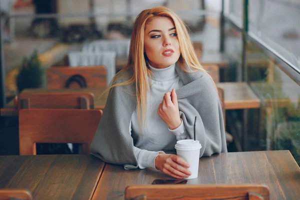 Chica en la cafetería — Foto de Stock