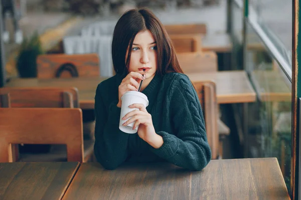 Fille dans le café — Photo