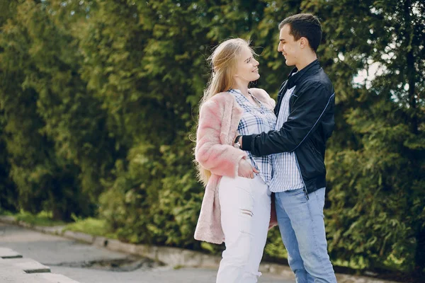 Hermosa Joven Con Novio Ciudad Verano — Foto de Stock