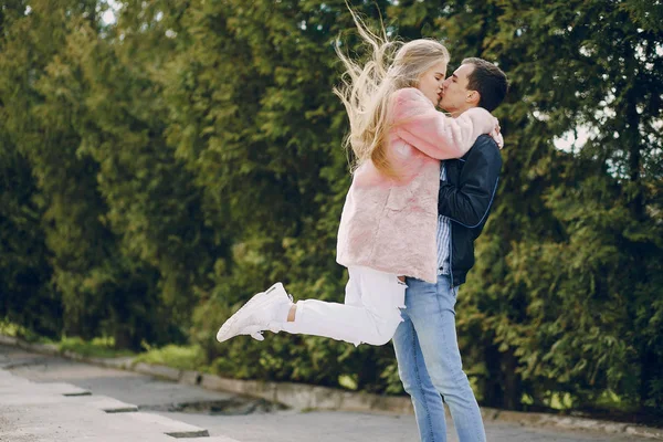 Amor en la ciudad — Foto de Stock