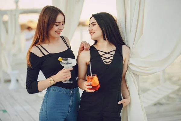 Filles avec des cocktails — Photo