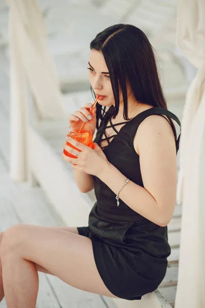 Meisje met cocktail — Stockfoto