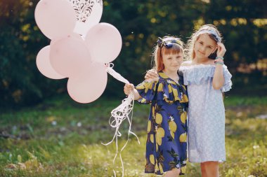 Balon olan çocuklar