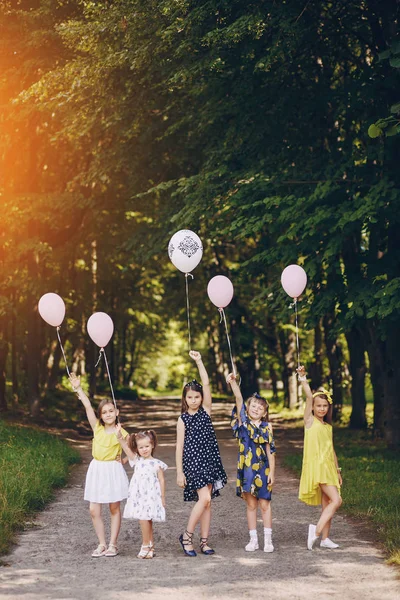 Niños con globos —  Fotos de Stock
