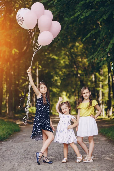 Balon olan çocuklar