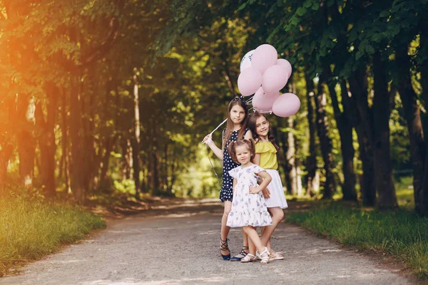 Niños con globos —  Fotos de Stock