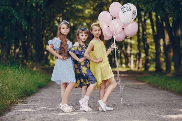 Niños con globos —  Fotos de Stock