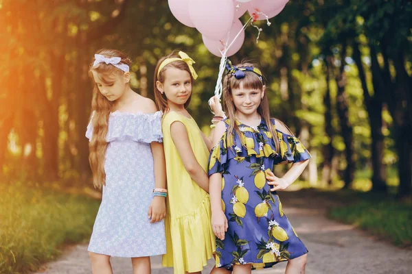 Діти з балонів — стокове фото
