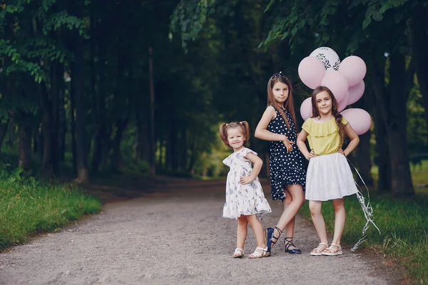 Niños con globos —  Fotos de Stock