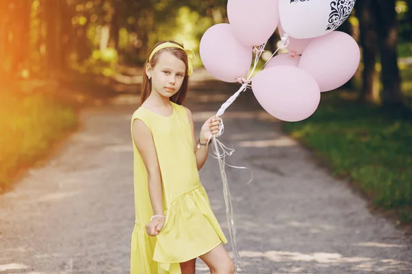 Chica con globos —  Fotos de Stock