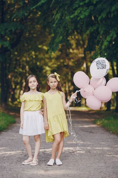 Niños con globos —  Fotos de Stock