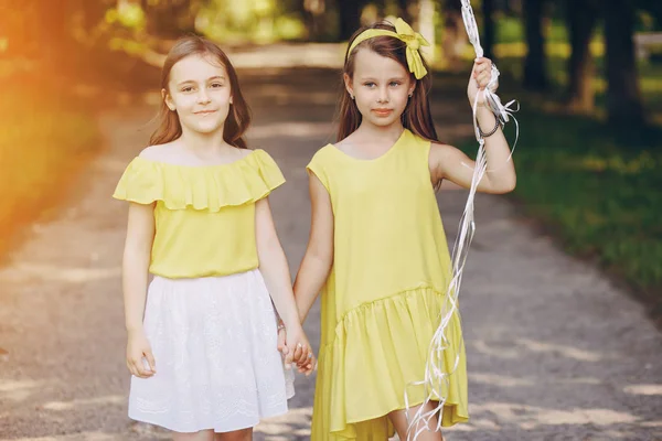 Niños con globos —  Fotos de Stock