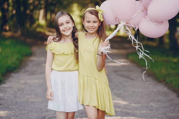 Niños con globos —  Fotos de Stock