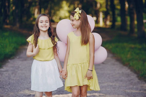 Kinder mit Luftballons — Stockfoto