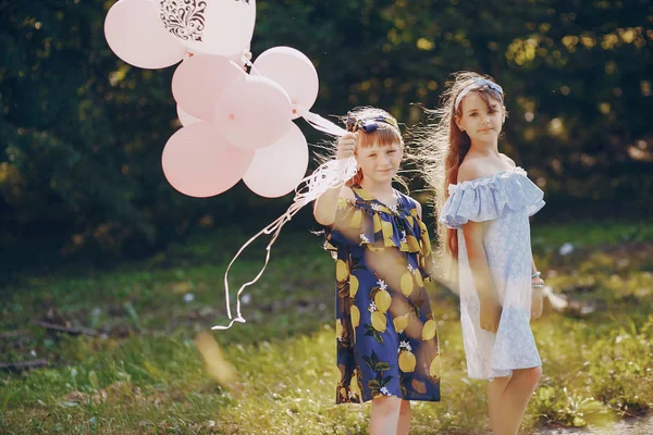 Kinder mit Luftballons — Stockfoto