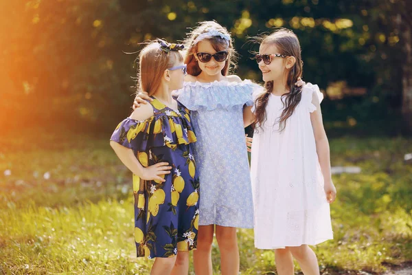 Meninas com telefones — Fotografia de Stock