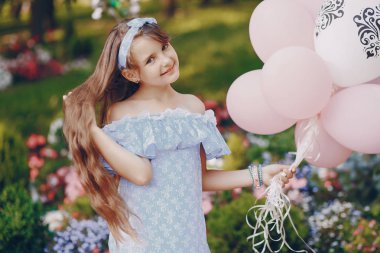 Balonlar ile kız