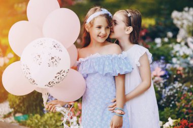 Balon olan çocuklar