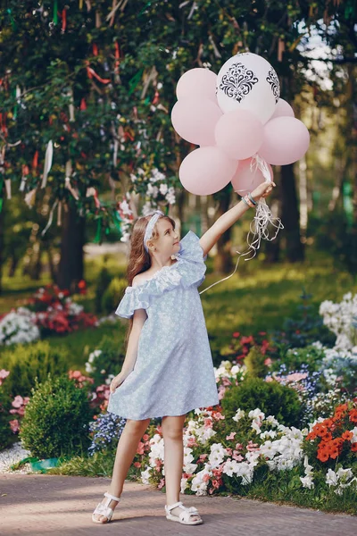 Chica con globos —  Fotos de Stock