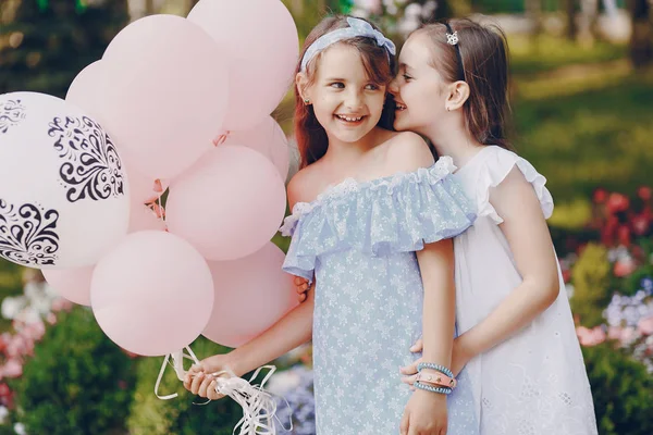 Niños con globos —  Fotos de Stock