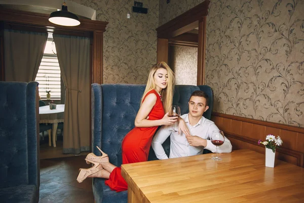 Couple au restaurant — Photo