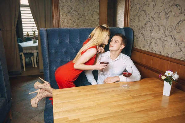 Paar in restaurant — Stockfoto