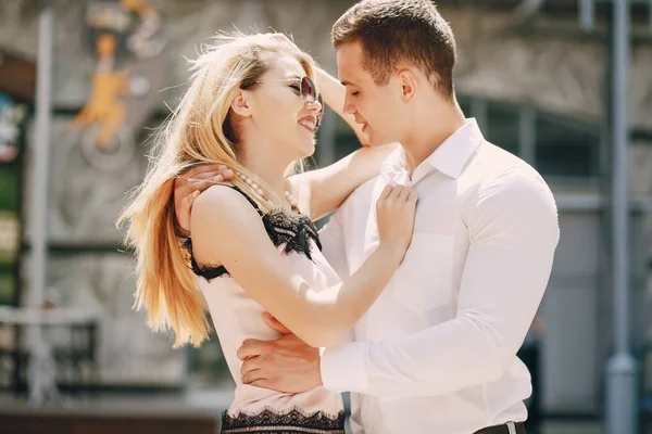 Pareja en una ciudad — Foto de Stock