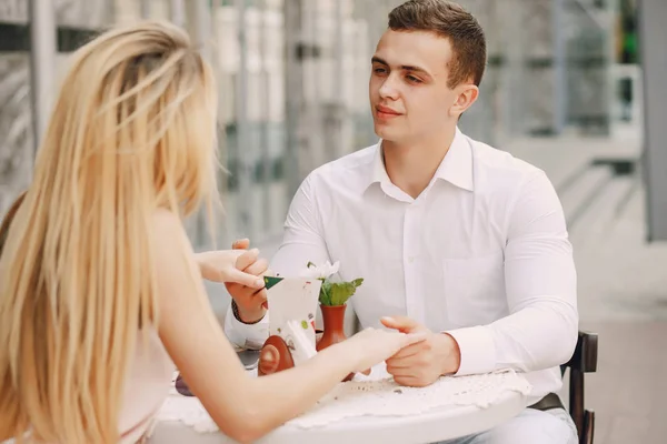 Pareja en una ciudad — Foto de Stock