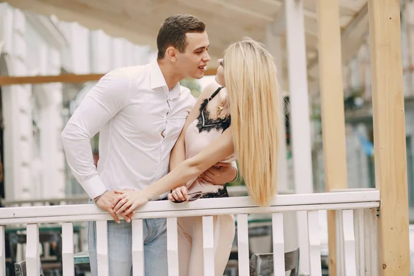 Couple in a city — Stock Photo, Image