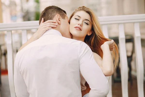 Pareja en una ciudad — Foto de Stock