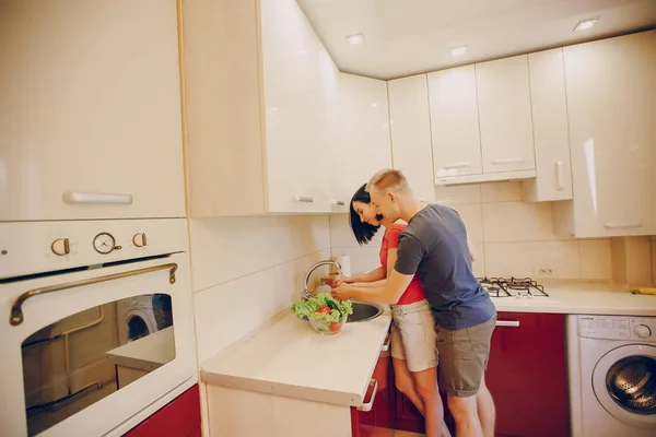 Couple in a kitchen — Stock Photo, Image