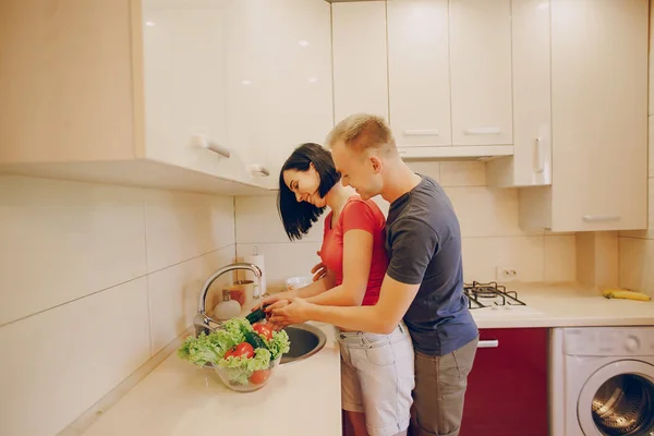 Pareja en una cocina — Foto de Stock