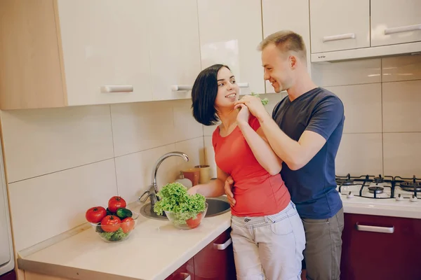 Couple in a kitchen — Stock Photo, Image