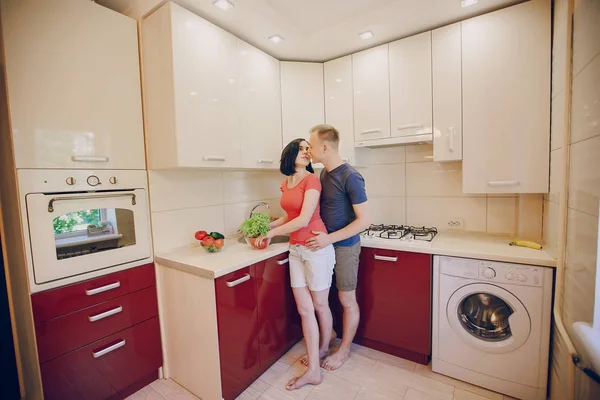 Pareja en una cocina — Foto de Stock