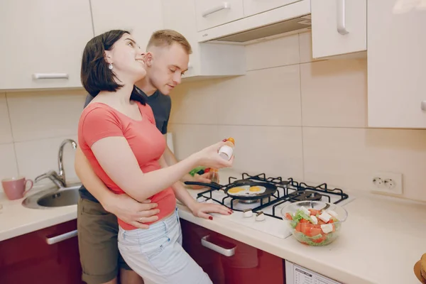 Couple in a kitchen — Stock Photo, Image