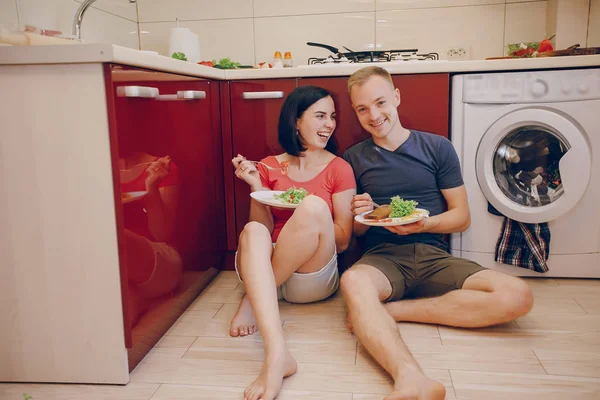 Pasangan di dapur — Stok Foto