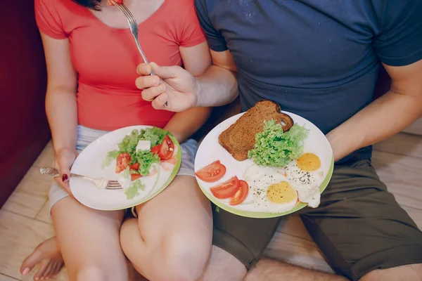 Pareja en una cocina — Foto de Stock