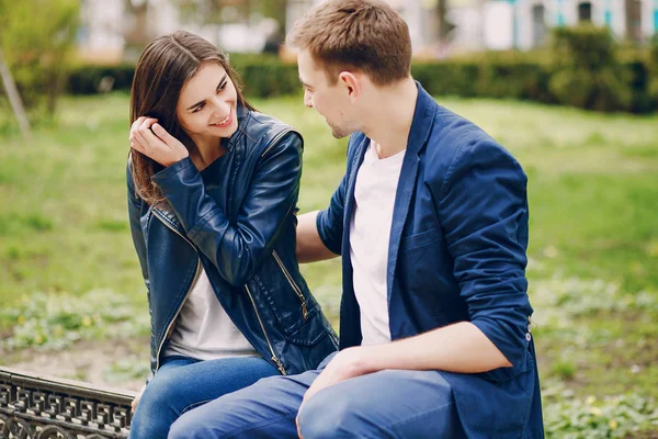 Pareja en la ciudad —  Fotos de Stock