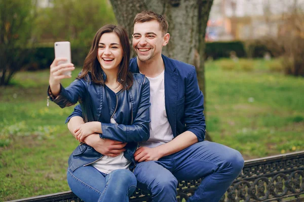 Pareja en la ciudad —  Fotos de Stock