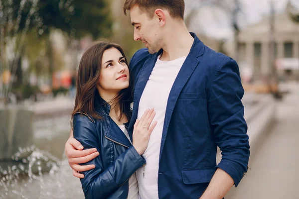 Pareja en la ciudad —  Fotos de Stock