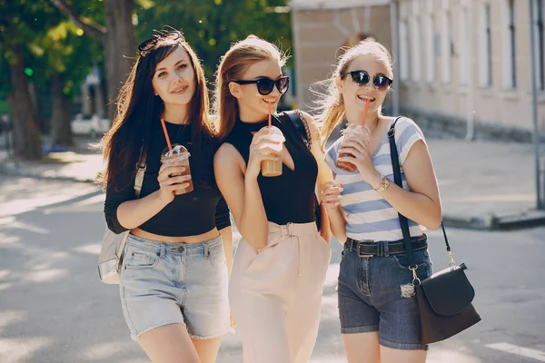 Ragazze n città — Foto Stock