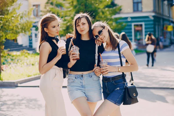Meisjes in de stad — Stockfoto