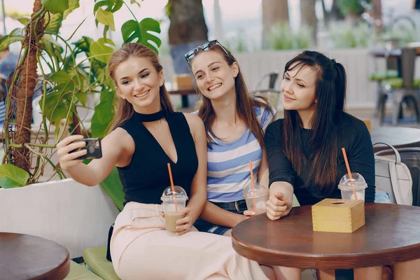 Meninas no café — Fotografia de Stock