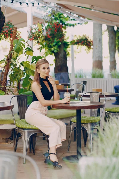 Prachtige Stijlvol Gekleed Meisje Zitten Zomer Cafe Koffie Drinken — Stockfoto