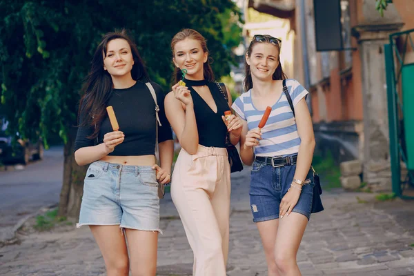 Ragazze in città — Foto Stock