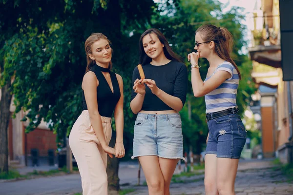 Ragazza in città — Foto Stock