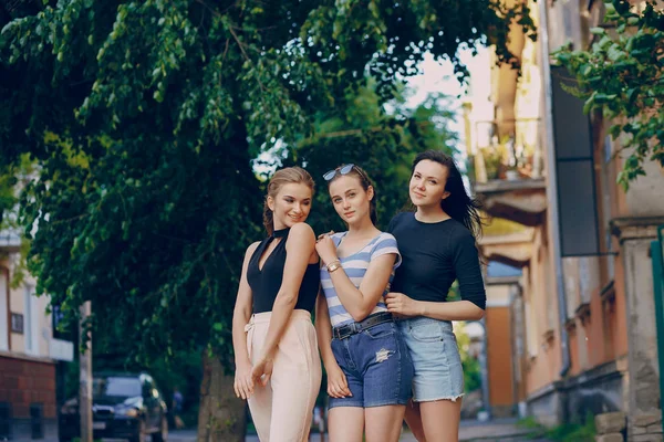 Meninas na cidade — Fotografia de Stock